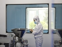 不負(fù)秋日好時(shí)光 ，亞歐廠里生產(chǎn)忙， 機(jī)器轟鳴干勁足，熱火朝天普新章！